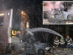 Trem LIRR bate em veículo em chamas, ferindo 3 Bombeiros extinguem um incêndio no local de uma colisão entre trem e carro.