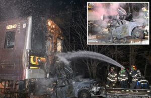 Trem LIRR bate em veículo em chamas, ferindo 3 Bombeiros extinguem um incêndio no local de uma colisão entre trem e carro.
