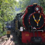 Trem de brinquedo de Darjeeling, patrimônio mundial, recebe a primeira mulher examinadora de passagens em 145 anos