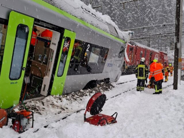 Trem descarrila na Suíça, ferindo cinco pessoas em meio a avalanches nos Alpes
