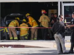 Três mortos e seis feridos após carro bater em supermercado de Los Angeles Três mortos e seis feridos após carro bater em supermercado de Los Angeles