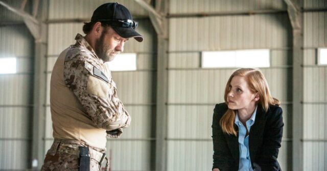 Gabriel Basso em O Agente Noturno