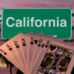 As tribos da Califórnia aplaudem a aprovação de novas regulamentações abrangentes sobre jogos de azar. As cartas de baralho se espalhavam em frente a uma grande placa verde da rodovia da Califórnia ao pôr do sol, com a silhueta de palmeiras ao fundo.