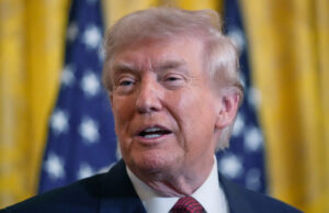 Trump: Deixe-os comer fumaça – e minha postagem racista foi ‘muito forte’ Trump: Deixe-os comer fumaça – e minha postagem racista foi ‘muito forte’