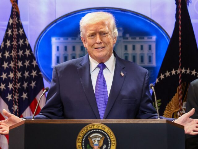 Membros da Suprema Corte sentam-se para um novo retrato de grupo no prédio da Suprema Corte i