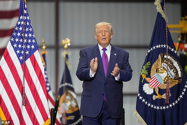 Trump anuncia que divulgará arquivos secretos do governo sobre ALIENS Donald Trump disse que instruiu Pete Hegseth a divulgar arquivos do governo relacionados a alienígenas, vida extraterrestre e OVNIs