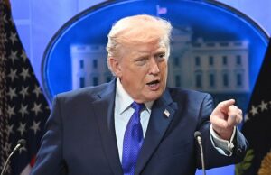 Trump anuncia que está aumentando as tarifas globais para 15% ao se manifestar contra a derrota da Suprema Corte O presidente Donald Trump aumentou as tarifas mundiais para 15% depois que a Suprema Corte decidiu que seu “belo” plano era inconstitucional