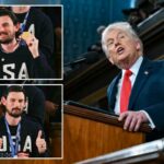 O goleiro Connor Hellebuyck erguendo sua medalha de ouro enquanto membros da equipe olímpica masculina de hóquei dos EUA são reconhecidos pelo presidente dos EUA, Donald Trump.