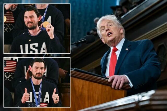 Trump anuncia que o goleiro dos EUA Connor Hellebuyck receberá O goleiro Connor Hellebuyck erguendo sua medalha de ouro enquanto membros da equipe olímpica masculina de hóquei dos EUA são reconhecidos pelo presidente dos EUA, Donald Trump.