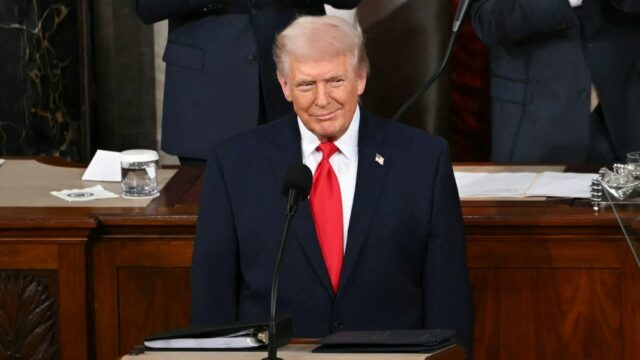 Trump apregoa recorde econômico e critica imigrantes em discurso divisivo sobre o Estado da União
