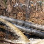 A água do esgoto é bombeada para um canal como um desvio temporário para um segmento quebrado da tubulação de esgoto do Potomac Interceptor, perto de Cabin John, Maryland.