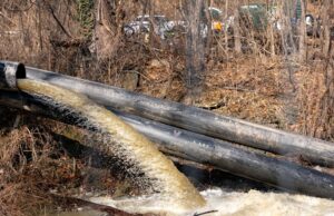 Trump aprova declaração de emergência sobre enorme vazamento de esgoto em Washington, DC A água do esgoto é bombeada para um canal como um desvio temporário para um segmento quebrado da tubulação de esgoto do Potomac Interceptor, perto de Cabin John, Maryland.