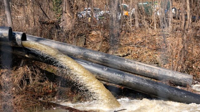 Trump aprova declaração de emergência sobre enorme vazamento de esgoto A água do esgoto é bombeada para um canal como um desvio temporário para um segmento quebrado da tubulação de esgoto do Potomac Interceptor, perto de Cabin John, Maryland.