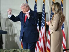 Trump brinca sobre para onde ele poderia se mudar depois da Casa Branca enquanto a sorridente Melania acena com sua aprovação (AFP via Getty Images)