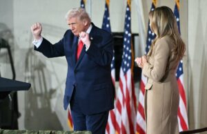 Trump brinca sobre para onde ele poderia se mudar depois da Casa Branca enquanto a sorridente Melania acena com sua aprovação (AFP via Getty Images)
