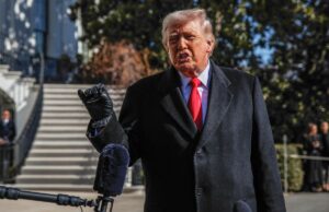 Trump critica Bill Maher na postagem do Truth Social como ‘extremamente nervoso’, ‘ZERO confiança em si mesmo’ O presidente Donald Trump fala com repórteres fora da Casa Branca.