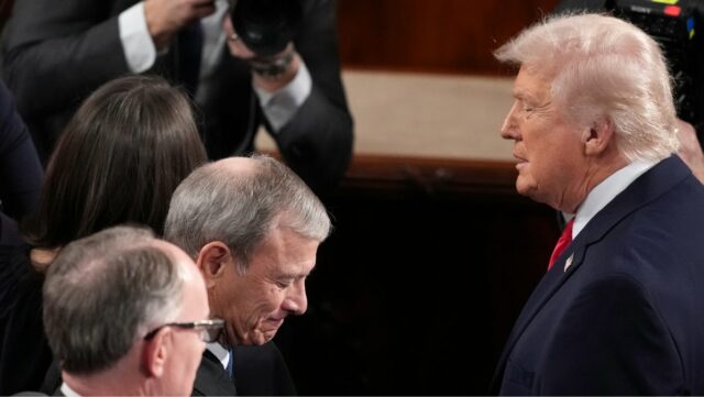Trump critica decisão 'infeliz' sobre tarifas da Suprema Corte na Trump critica decisão 'infeliz' sobre tarifas da Suprema Corte na frente dos juízes | Vídeo