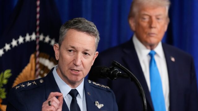 Trump critica relatos de que o general sinalizava riscos de Trump critica relatos de que o general sinalizava riscos de atacar o Irã