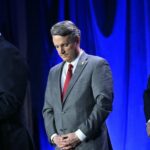 O deputado Jonathan Jackson (extrema esquerda) fala enquanto o presidente Donald Trump ouve durante o Café da Manhã de Oração Nacional em Washington, DC