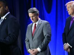 Trump desajeitadamente apoia o congressista democrata que faz um apelo urgente durante a oração O deputado Jonathan Jackson (extrema esquerda) fala enquanto o presidente Donald Trump ouve durante o Café da Manhã de Oração Nacional em Washington, DC