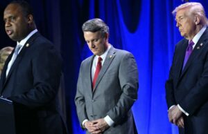 Trump desajeitadamente apoia o congressista democrata que faz um apelo urgente durante a oração O deputado Jonathan Jackson (extrema esquerda) fala enquanto o presidente Donald Trump ouve durante o Café da Manhã de Oração Nacional em Washington, DC