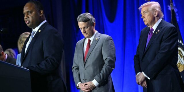 O deputado Jonathan Jackson (extrema esquerda) fala enquanto o presidente Donald Trump ouve durante o Café da Manhã de Oração Nacional em Washington, DC