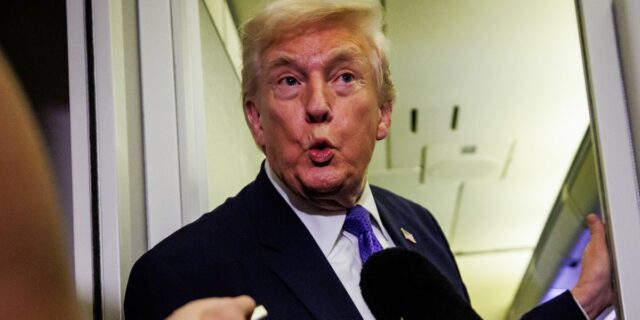 Presidente Donald Trump, no momento em que ouviu a notícia de que o vice-presidente JD Vance havia sido vaiado na cerimônia de abertura dos Jogos Olímpicos de Inverno.