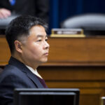 O vice-procurador-geral Todd Blanche fala durante um evento com o presidente Donald Trump no Salão Oval da Casa Branca, quarta-feira, 15 de outubro de 2025, em Washington. (Foto AP/John McDonnell)