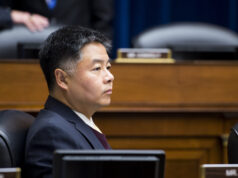 Trump deve ser investigado por acusações de arquivos de Epstein, diz democrata O vice-procurador-geral Todd Blanche fala durante um evento com o presidente Donald Trump no Salão Oval da Casa Branca, quarta-feira, 15 de outubro de 2025, em Washington. (Foto AP/John McDonnell)