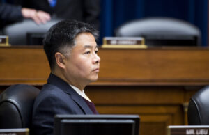 Trump deve ser investigado por acusações de arquivos de Epstein, diz democrata O vice-procurador-geral Todd Blanche fala durante um evento com o presidente Donald Trump no Salão Oval da Casa Branca, quarta-feira, 15 de outubro de 2025, em Washington. (Foto AP/John McDonnell)