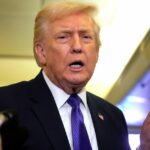 O presidente Donald Trump fala aos repórteres enquanto voa a bordo do Força Aérea Um da Base Conjunta de Andrews, Maryland, para West Palm Beach, Flórida, sexta-feira, 6 de fevereiro de 2026 (AP Photo/Mark Schiefelbein)