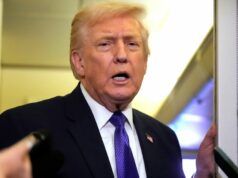 Trump disse à polícia em meados dos anos 2000 que “todo mundo sabia” sobre a má conduta de Epstein O presidente Donald Trump fala aos repórteres enquanto voa a bordo do Força Aérea Um da Base Conjunta de Andrews, Maryland, para West Palm Beach, Flórida, sexta-feira, 6 de fevereiro de 2026 (AP Photo/Mark Schiefelbein)