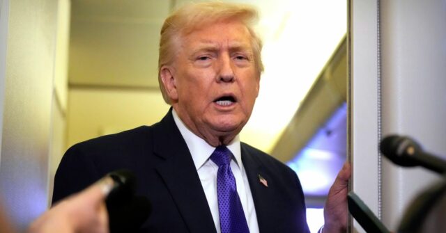 O presidente Donald Trump fala aos repórteres enquanto voa a bordo do Força Aérea Um da Base Conjunta de Andrews, Maryland, para West Palm Beach, Flórida, sexta-feira, 6 de fevereiro de 2026 (AP Photo/Mark Schiefelbein)