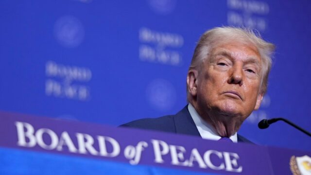 Trump diz ao Conselho da Paz que decidirá bombardear o Michael Koziol