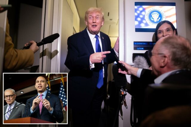 O presidente Donald Trump fala com membros da mídia a bordo do Força Aérea Um enquanto voava do Aeroporto Internacional de Palm Beach em 16 de fevereiro de 2026, a caminho de Washington, DC