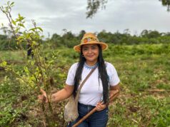 Trump e Petro entram em conflito sobre a melhor forma de erradicar as plantações de cocaína da Colômbia Gloria Miranda ao lado de Gustavo Petro em evento