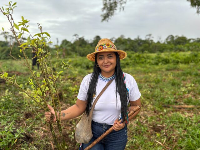 Gloria Miranda ao lado de Gustavo Petro em evento