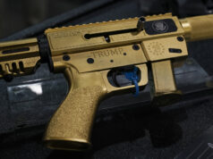 Trump e sua equipe estão tentando ativamente perder as eleições intermediárias? Os clientes olham para rifles estilo AR-15 em uma parede quase vazia na Rainier Arms na sexta-feira, 14 de abril de 2023, em Auburn, Washington, enquanto o estoque diminui antes de uma possível legislação que proibiria a venda futura de armas no estado. House Bill 1240 proibiria a futura venda, fabricação e importação de armas semiautomáticas do tipo assalto para o estado de Washington e entraria em vigor imediatamente após ser assinado pelo governador Jay Inslee. (Foto AP/Lindsey Wasson)