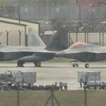 F-22 da Força Aérea dos EUA no Reino Unido, a caminho do Oriente Médio para apoiar bombardeiros B-2, retratados hoje na RAF Lakenheath
