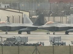 Trump emite um aviso final assustador ao Irã, enquanto se gaba de poder “destruir” nações e inundar o Oriente Médio com caças F-22 da Força Aérea dos EUA no Reino Unido, a caminho do Oriente Médio para apoiar bombardeiros B-2, retratados hoje na RAF Lakenheath