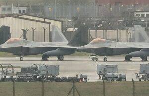 Trump emite um aviso final assustador ao Irã, enquanto se gaba de poder “destruir” nações e inundar o Oriente Médio com caças F-22 da Força Aérea dos EUA no Reino Unido, a caminho do Oriente Médio para apoiar bombardeiros B-2, retratados hoje na RAF Lakenheath