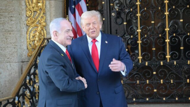 Trump encontra-se com Netanyahu, diz que quer acordo com o Irã, mas lembra Teerã da operação ‘Martelo da Meia-Noite’
