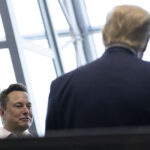 Elon Musk gesticula enquanto discursa em um desfile interno de posse presidencial em Washington, segunda-feira, 20 de janeiro de 2025. (AP Photo)