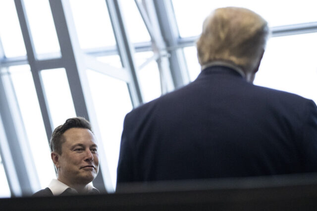 Elon Musk gesticula enquanto discursa em um desfile interno de posse presidencial em Washington, segunda-feira, 20 de janeiro de 2025. (AP Photo)