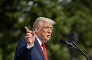 Trump estende convite da SOTU para menina que foi tirada dos pais após transição secreta de gênero Trump estende convite da SOTU para menina que foi tirada dos pais após transição secreta de gênero