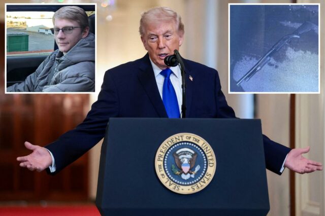 Austin Tucker Martin, um jovem de óculos e jaqueta cinza, em um carro.