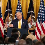 Donald Trump poderá tomar uma decisão sobre ataques militares no Irão em breve, com os militares dos EUA prontos para potencialmente lançar um ataque neste fim de semana.