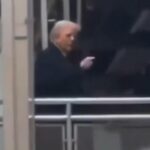 Trump mostra o dedo e parece xingar operário