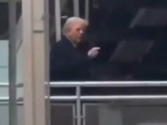 Trump mostra o dedo e parece xingar operário Trump mostra o dedo e parece xingar operário