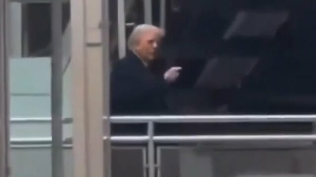 Trump mostra o dedo e parece xingar operário
